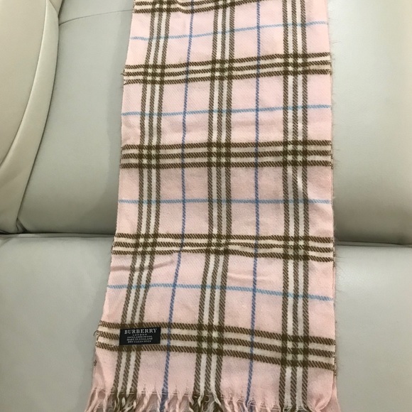 ๐ฏ Authentic Burberry Pink Lambswool Scarf ๐ - Picture 2 of 8